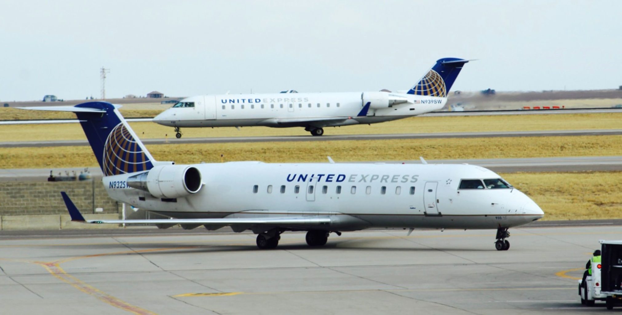 United Express CRJ 200 airplanes